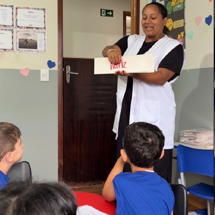 Professora orientando alunos em uma atividade