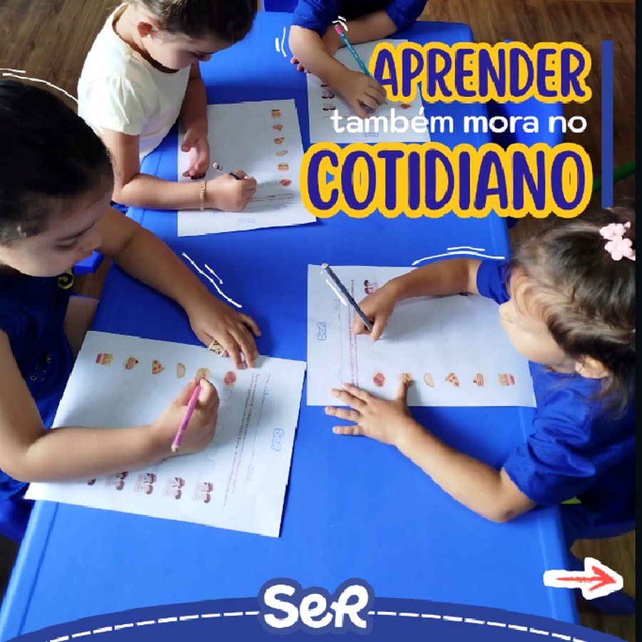 Crianças da Escola SER desenvolvendo uma atividade em grupo