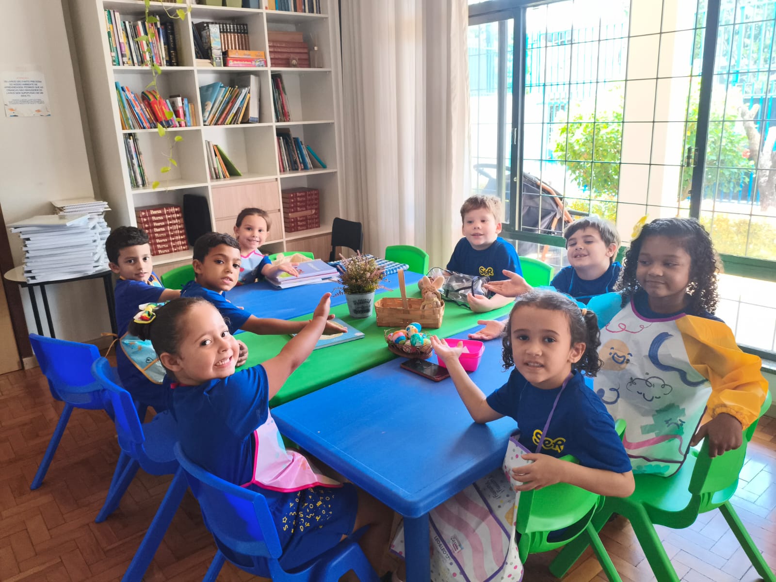 Crianças participando de uma atividade coletiva