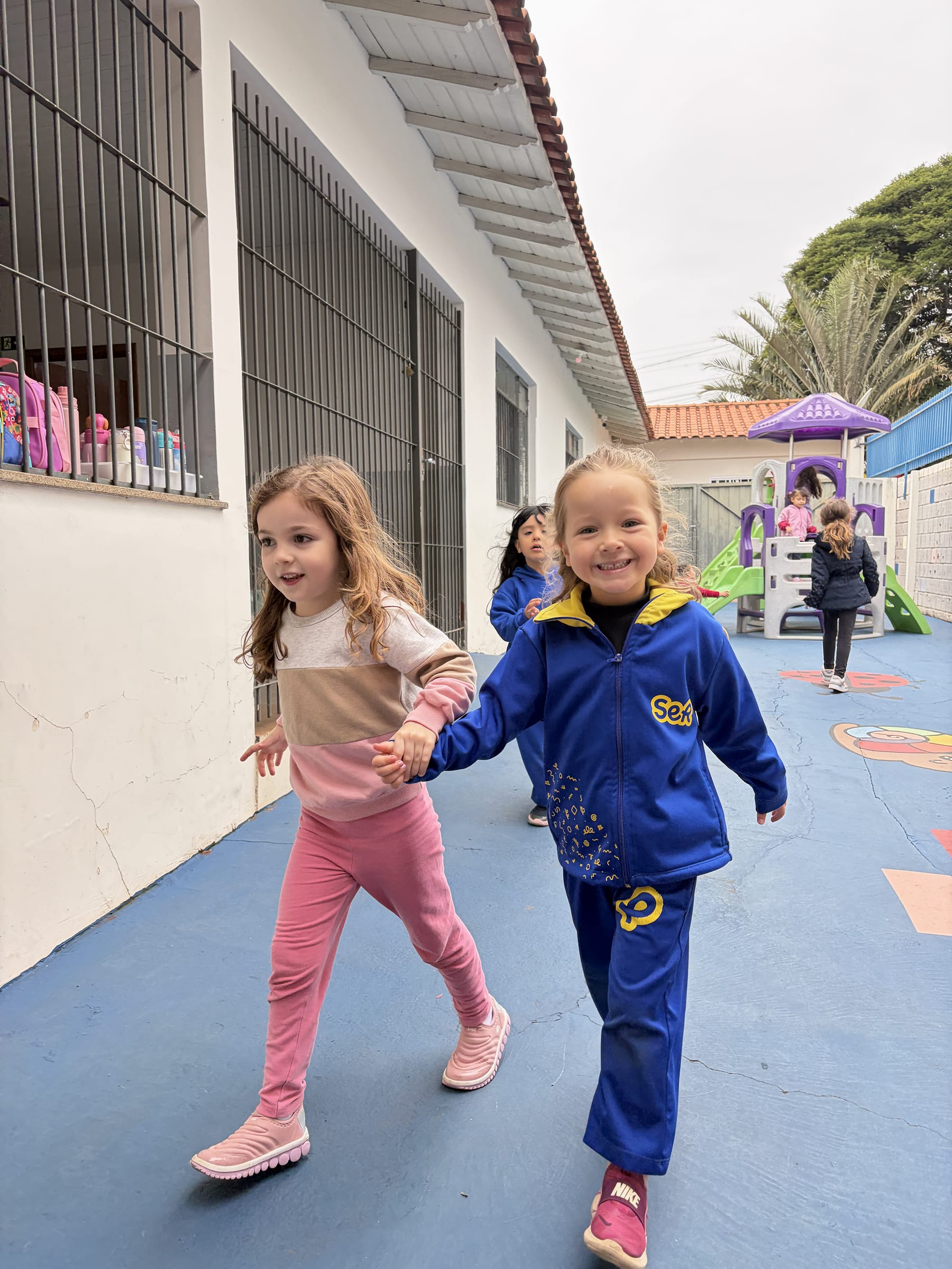 Crianças participando de atividade ao ar livre