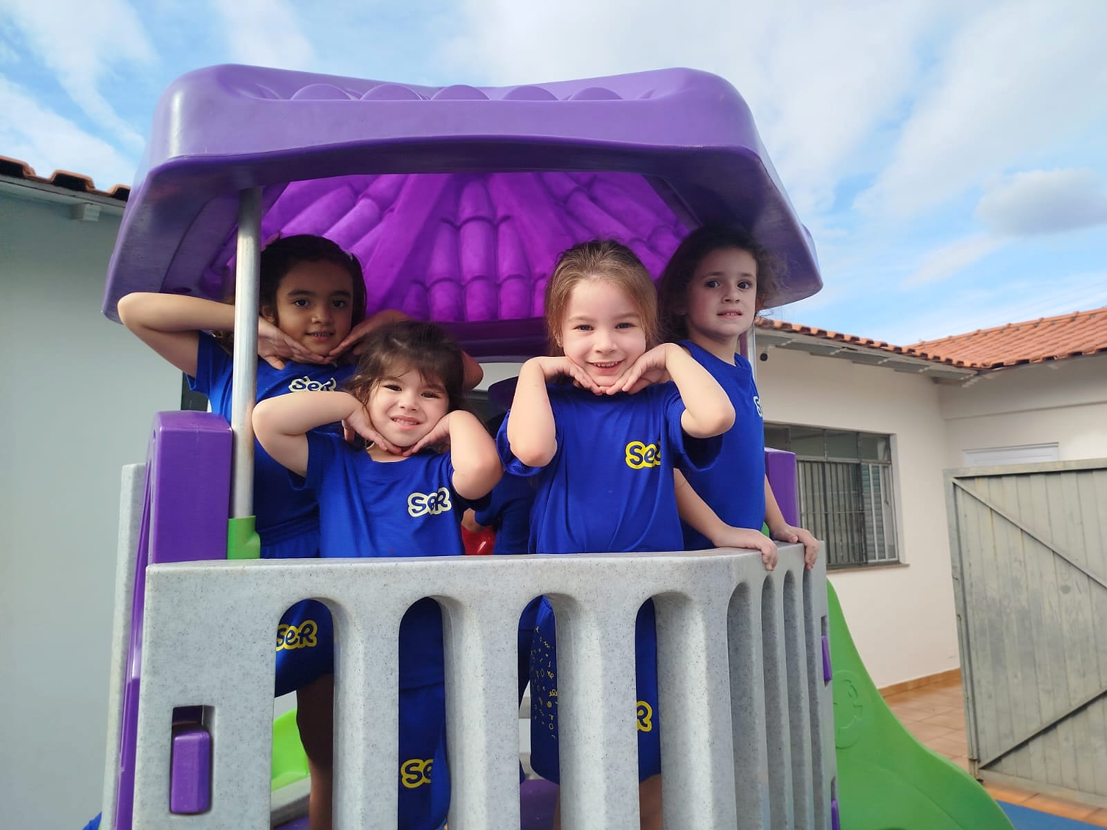 Crianças da Escola SER juntas